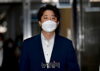 [포토] 걸어 들어오는 이준석 국민의힘 대표