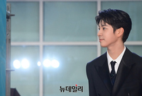 [포토] 레드카펫 오른 정동원 "폭우와도 신나"