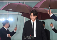 [포토] 비 뚫고 입장하는 최민호