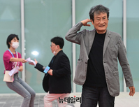 [포토] 부천 레드카펫 오르는 문성근