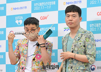 [포토] 커플룩 입고 등장한 김조광수-김승환