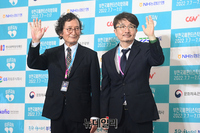 [포토] 레드카펫서 인사하는 정지영·신철 위원장