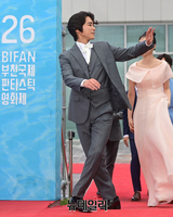 [포토] 팬들에 인사하며 입장하는 정태우