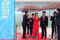 [포토] 폭우속 레드카펫 오른 배우 반소영