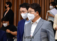 [포토] 굳은 표정으로 입장하는 권성동 원내대표