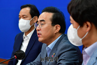 [포토] 비대위 참석한 박홍근 민주당 원내대표