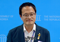 [포토] 기자들의 질문에 답하는 박주민 민주당 의원