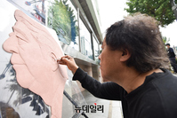 [포토] 아베 전 총리 추모작품 작업하는 방주혁 작가