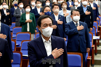 [포토] 국민의례 하는 우상호 민주당 비대위원장