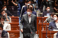 [포토] 의원총회 참석하는 권성동 국민의힘 당대표 직무대행