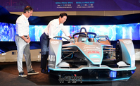 [포토] 서울페스타2022, 포뮬러-E 살펴보는 오세훈 서울시장