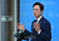 [포토] 질문에 답하는 강병원 민주당 의원