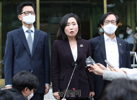 [포토] 검수완박 공개변론, 취재진 질문 답하는 전주혜 의원