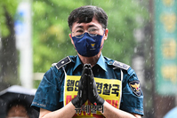 [포토] '경찰국 신설' 철회, 빗줄기 속 삼보일배