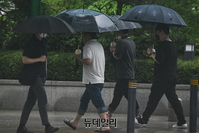 [포토] 수도권 호우주의보 발효, 우산 쓴 시민들