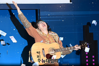 [포토] '내 지갑에 있는 돈 다 갖다써라' 열창하는 카피추