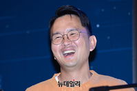 [포토] 미소 짓는 윤형빈 "카피추 신곡 많이 찾아주세요"