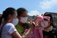 [포토] 여름방학 맞아 기뻐하는 초등학생