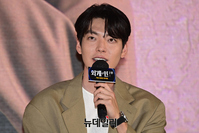 [포토] 외계인 김우빈, 인사말도 멋있게