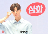 [포토] 여의도 팬사인회 등장한 차은우