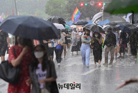 [포토] 폭우 속 행진하는 퀴어퍼레이드