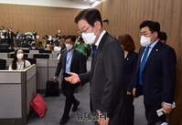 [포토] 당대표 출마선언 입장하는 이재명