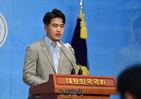 [포토] 브리핑하는 오영환 민주당 원내대변인