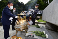 [포토] 우남 이승만 대통령 묘역 참배하는 이진복 정무수석