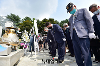 [포토] 우남 이승만 서거 57주기, 묘역 참배하는 우리공화당