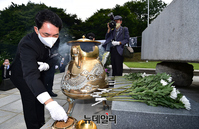 [포토] 우남 이승만 묘역 참배하는 박민식 보훈처장