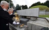 [포토] 이승만 대통령 묘역 참배하는 이인수 박사