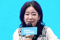 [포토] 취재진 질문 답하는 '미세스 다웃파이어' 김문정 음악감독