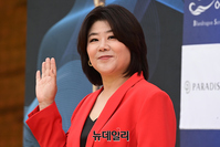 [포토] 레드카펫 오른 이정은