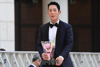 [포토] 꽃 들고 등장한 정해인