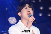 [포토] 신곡 '묻지 말고 사랑합시다' 열창하는 천재원