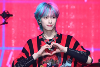 [포토] 엑스디너리히어로즈 가온, 팬에 보내는 손하트