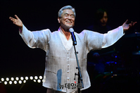 [포토] 대학로극장 '쿼드' 개관식 축하공연 무대오른 장사익