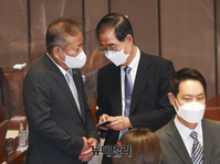 [포토] 대화 나누는 한덕수 총리와 이상민 장관