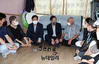 [포토] 민주유공자법 제정 촉구 농성장 찾은 우상호