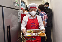 [포토] 무료배식 봉사활동 나선 이용 의원