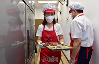 [포토] 무료배식 봉사활동 하는 김미애 의원