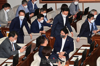 [포토] 본회의 입장하는 오세훈 서울시장-조희연 서울교육감