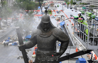 [포토] 광화문광장 개장 앞두고 '이순신 동상' 세척작업 실시