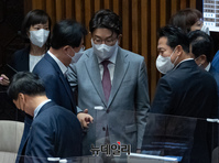 [포토] 동료의원들과 인사 나누는 권성동 당대표 직무대행