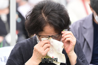 [포토]  노회찬 의원 4주기 추모제, 참았던 눈물 흘리는 김지선 여사