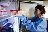 [포토] 임시선별진료소 재개장, 의료품 점검하는 의료진