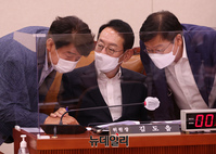 [포토] 대화 나누는 깁도읍·정점식·기동민