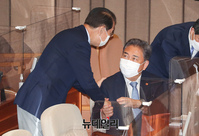 [포토] 인사 나누는 박진·권영세 장관