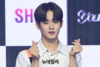 [포토] 유나이트 우노, 손하트도 멋있게