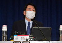 [포토] 위기를 넘어 미래로 토론회서 발언하는 안철수